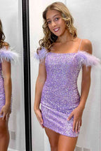Abito aderente per festa di ritorno a casa con paillettes e piume