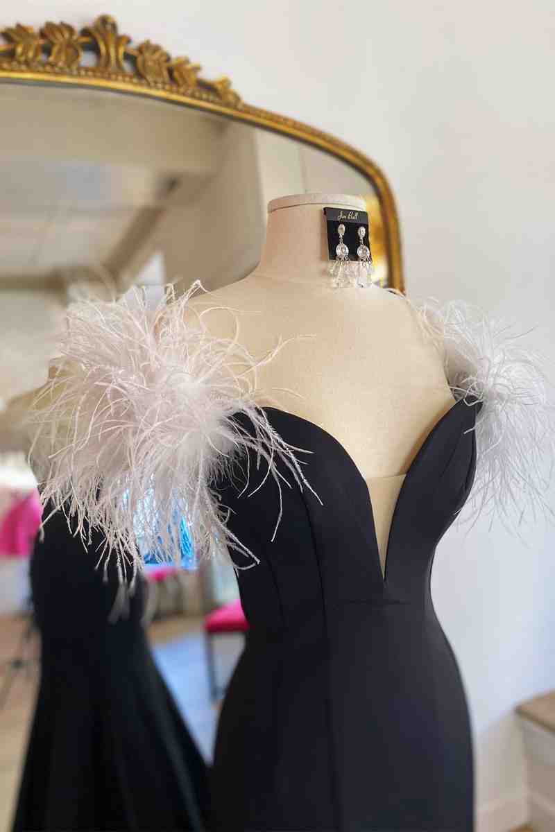 Langes schwarzes Ballkleid mit hohem Schlitz und weißer Feder