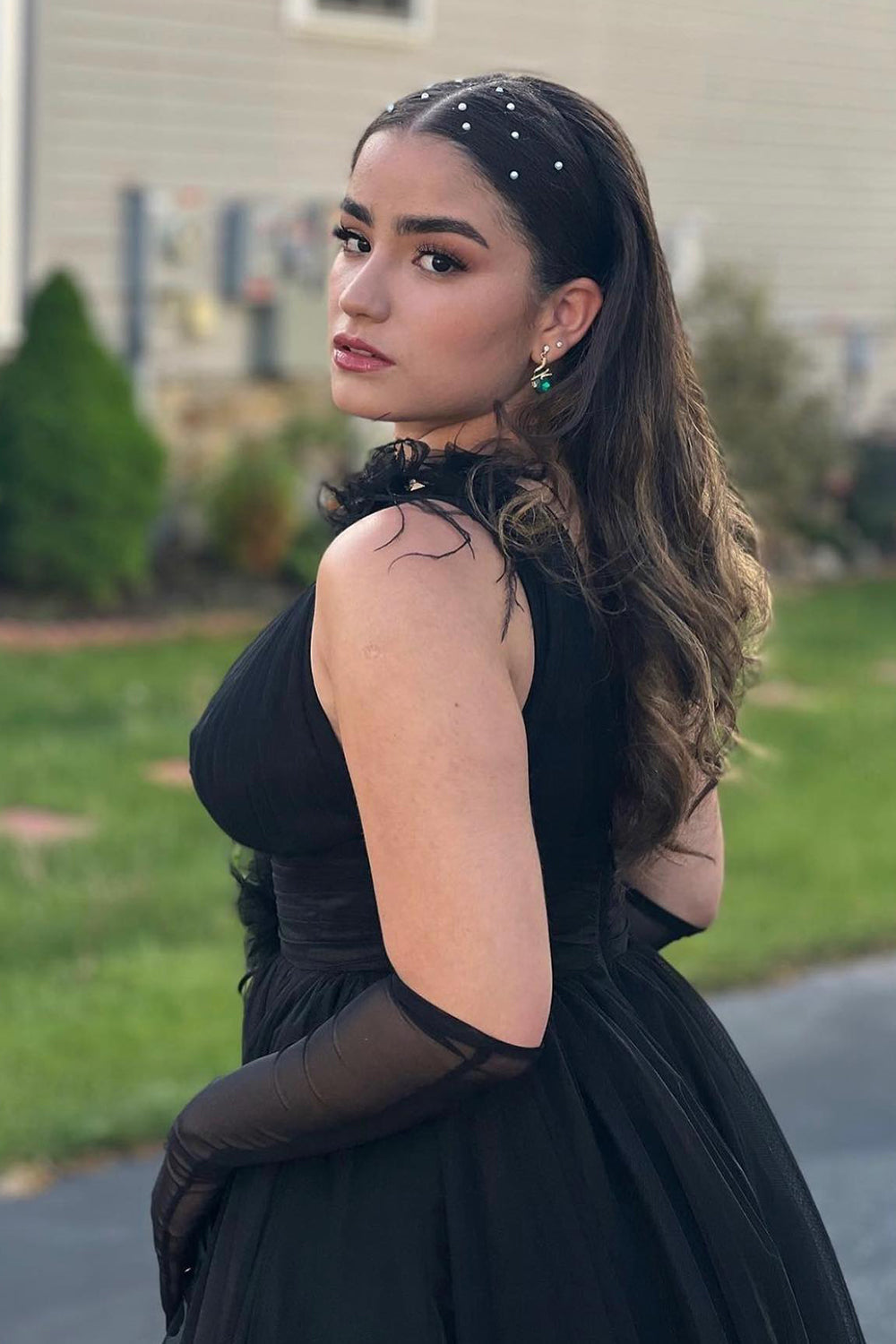 Abito lungo formale rosa in tulle con scollatura a V profonda e schiena scoperta piumata