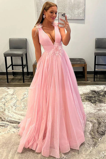 Vestido formal largo de tul con escote en V pronunciado, espalda descubierta y plumas en color rosa