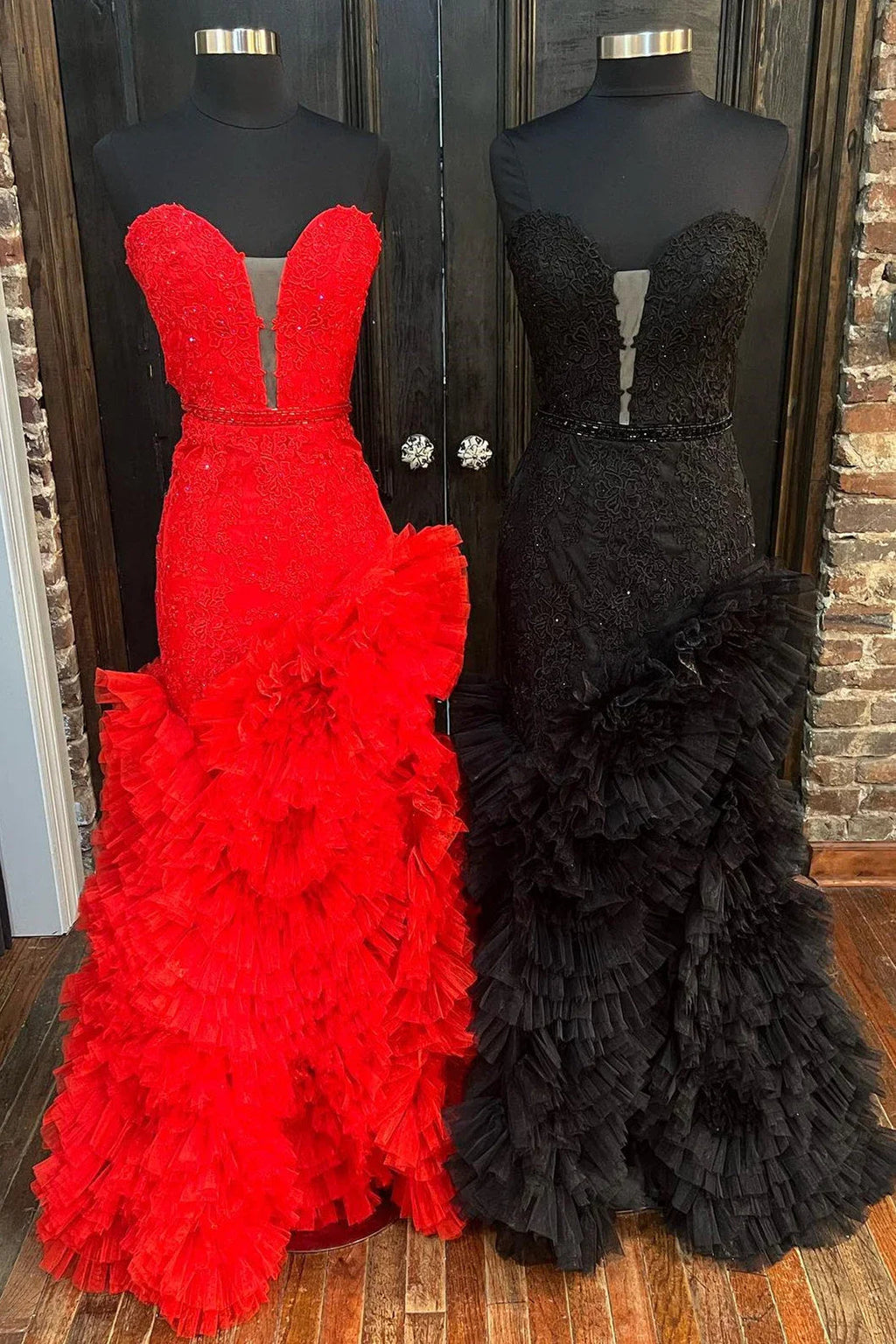 Beverly | Robe de bal sirène sans bretelles avec dos découpé et volants superposés