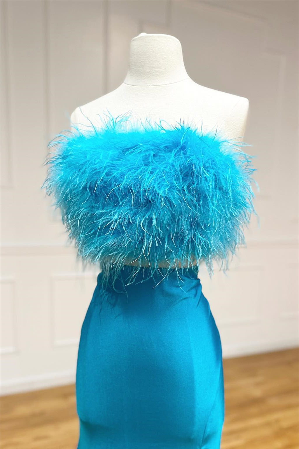 Vestido longo de cetim para baile de finalistas, sem alças, com penas e fenda, em duas peças Jade