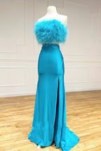 Abito lungo da sera in raso senza spalline con piume e spacco, composto da due pezzi, colore giada