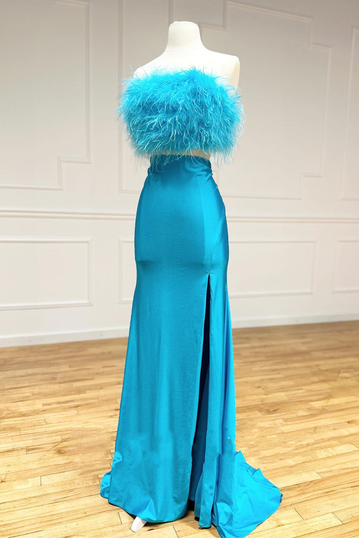 Vestido longo de cetim para baile de finalistas, sem alças, com penas e fenda, em duas peças Jade