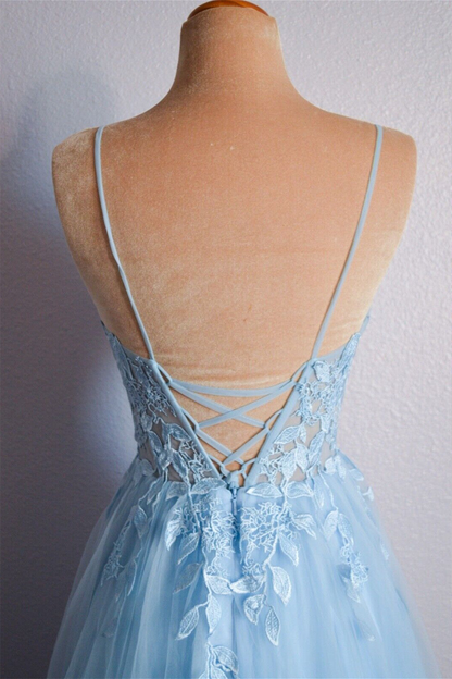 Vestido de fiesta largo de tul con apliques y cuello en V azul claro con cordones