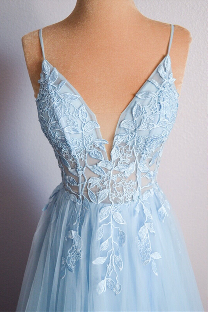 Vestido de fiesta largo de tul con apliques y cuello en V azul claro con cordones
