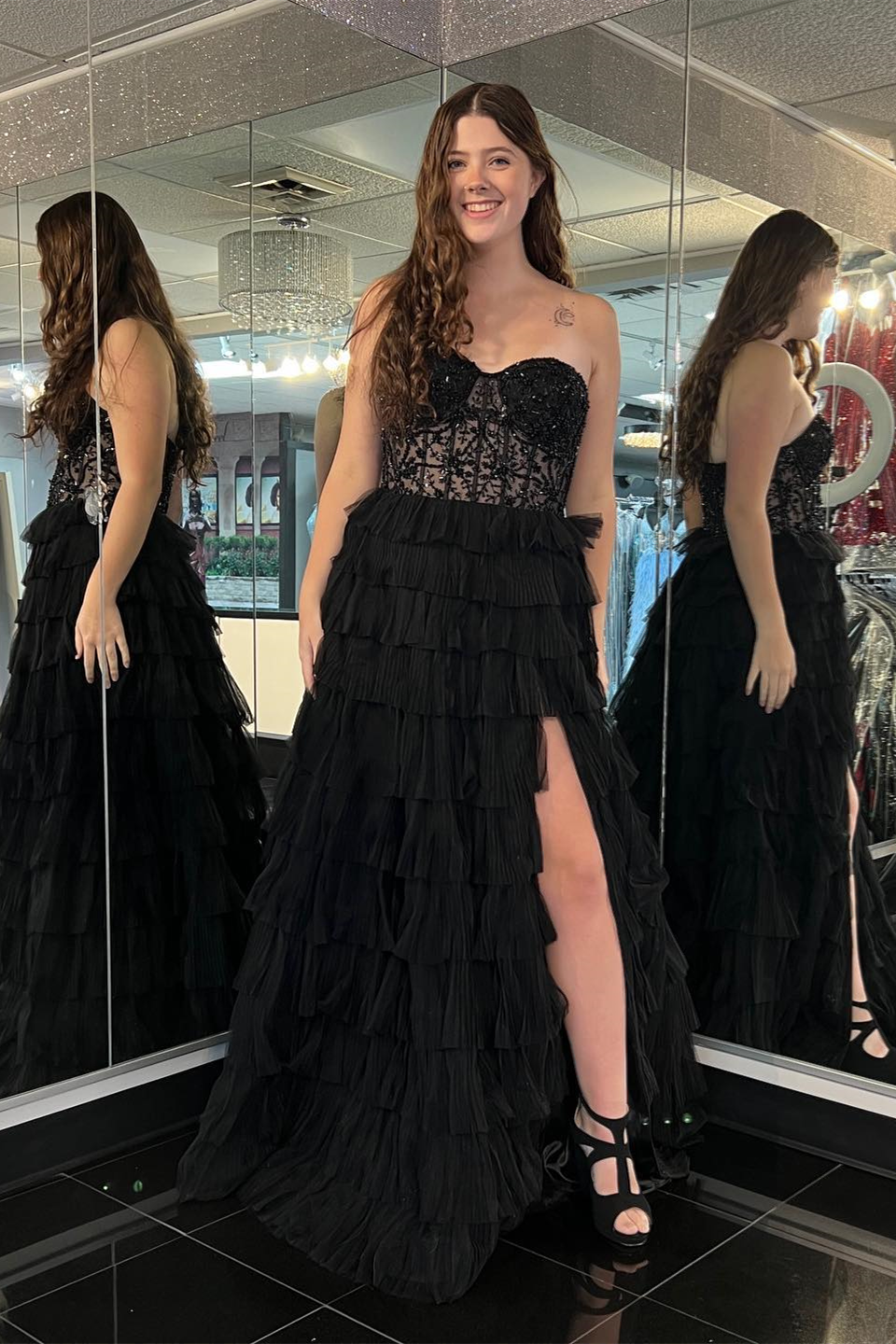 Abito lungo da sera in tulle senza spalline a linea ad A con spacco