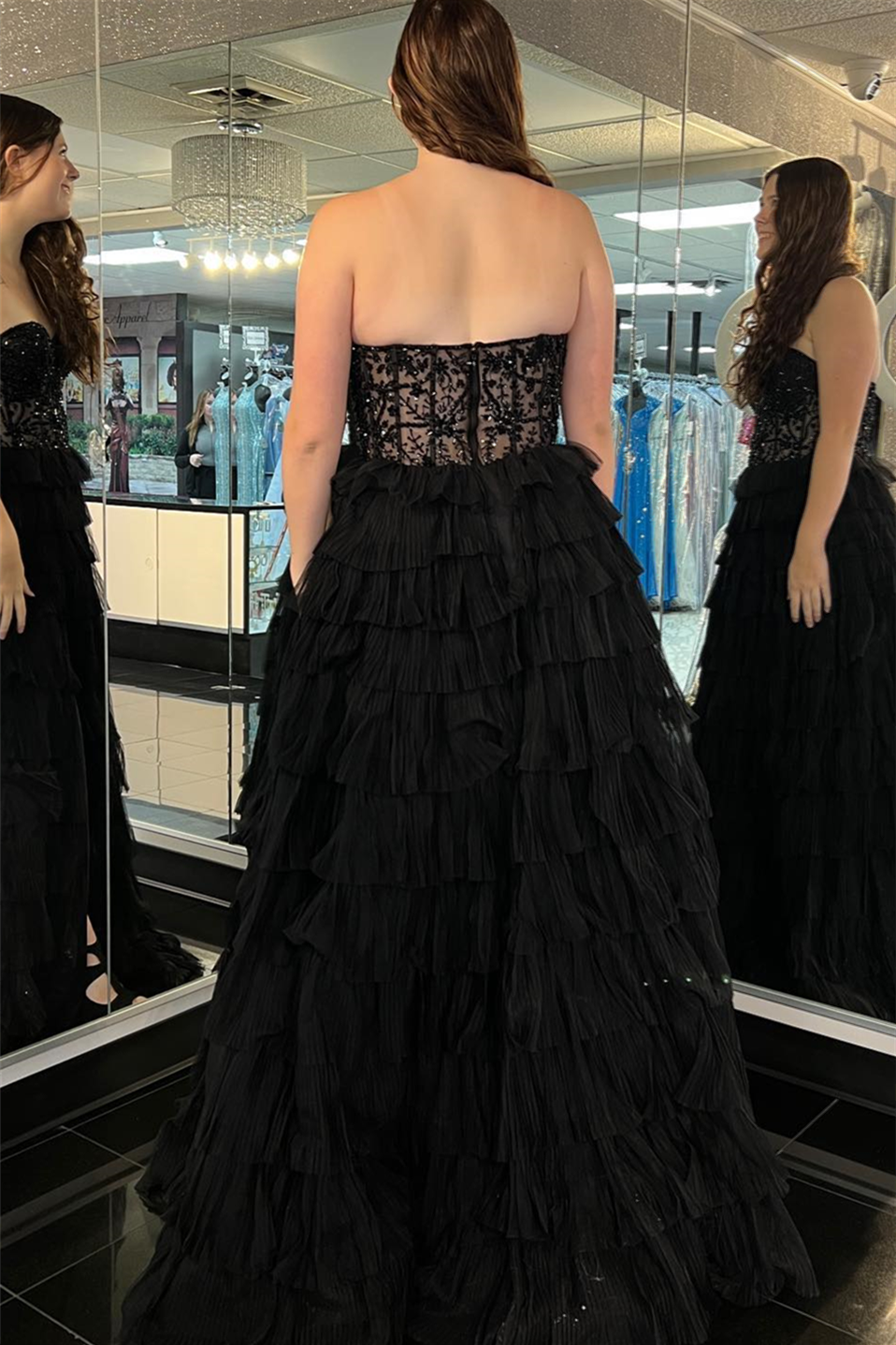 Abito lungo da sera in tulle senza spalline a linea ad A con spacco