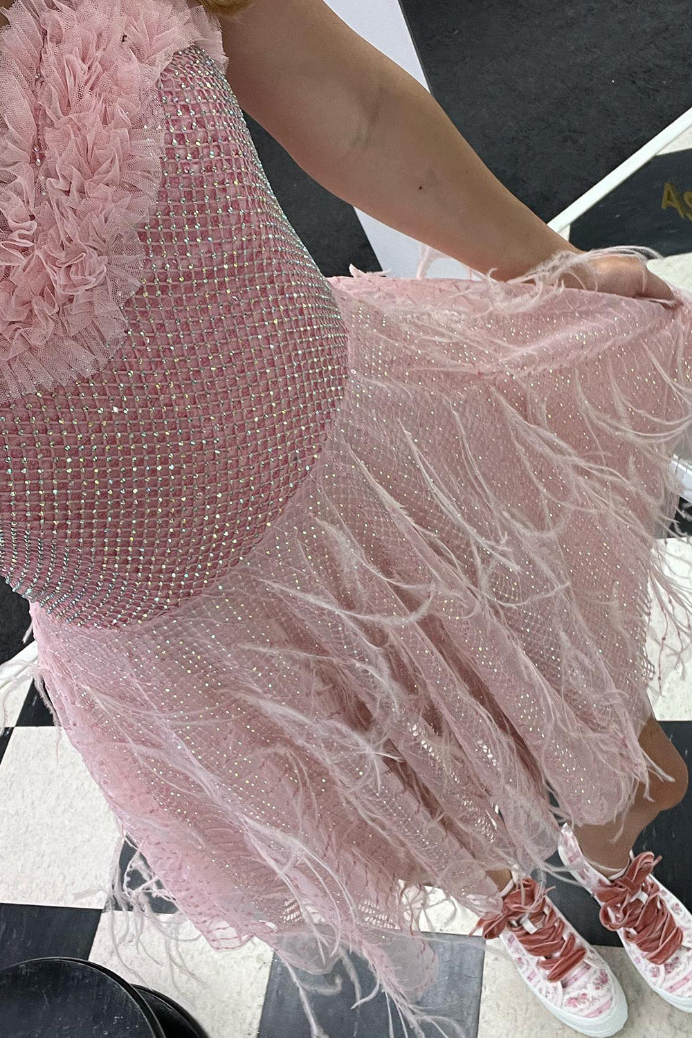Vestido corto de fiesta con escote corazón en rosa, cuadrícula y plumas