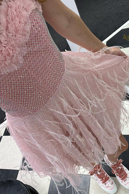 Vestido corto de fiesta con escote corazón en rosa, cuadrícula y plumas