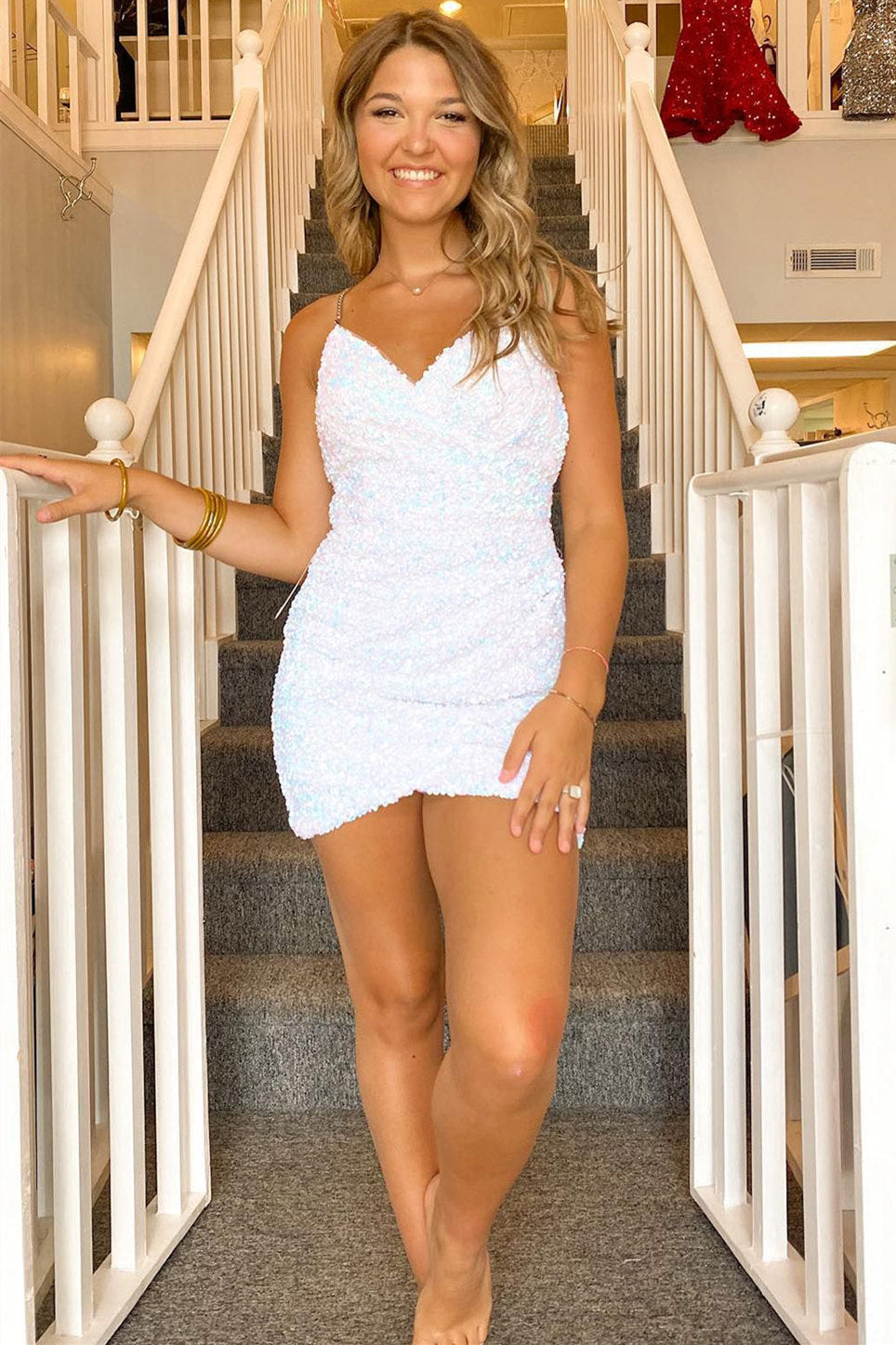 Vestido de fiesta corto ajustado con tirantes finos y lentejuelas