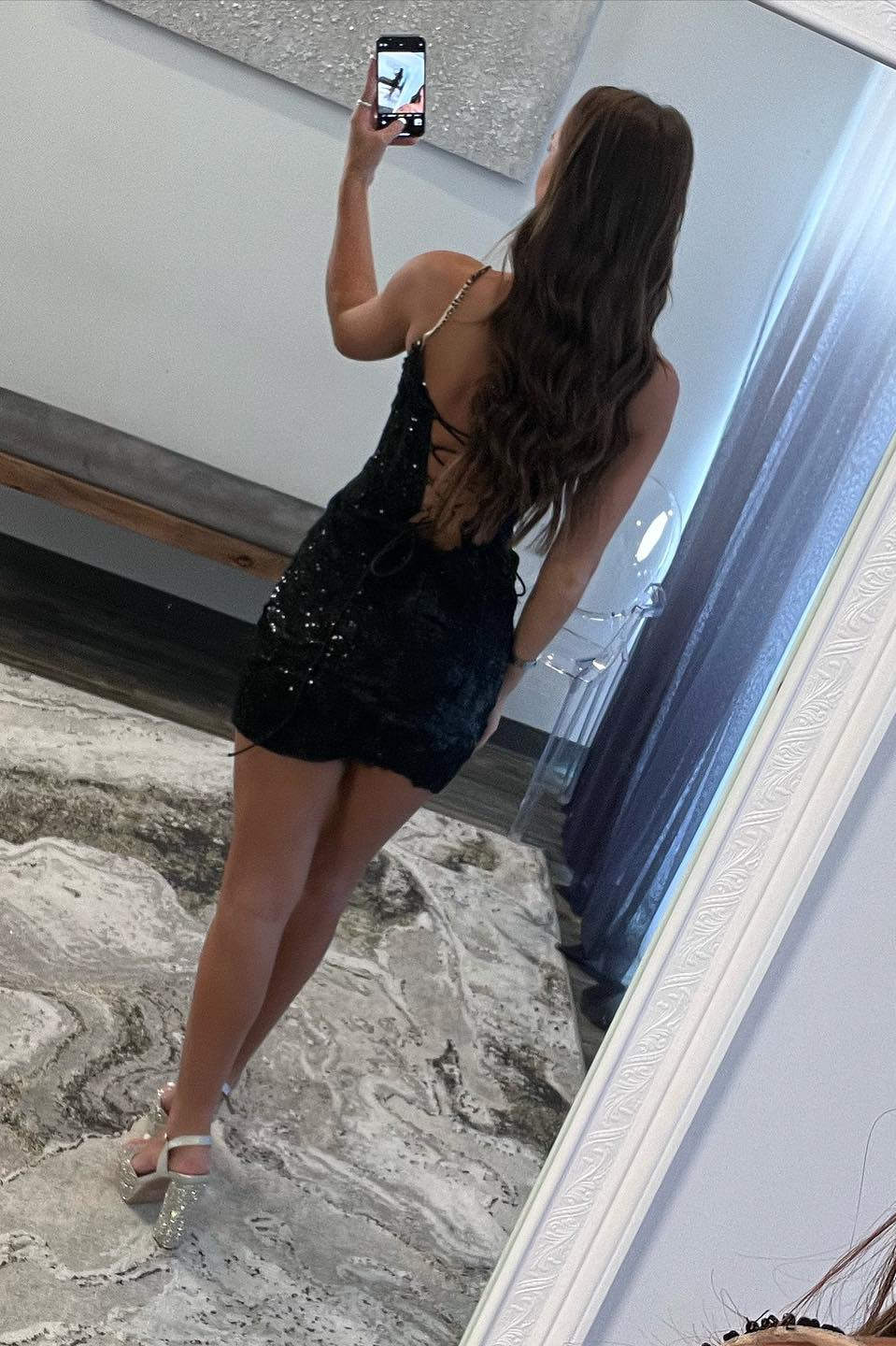 Vestido de fiesta negro con tirantes finos, lentejuelas y encaje