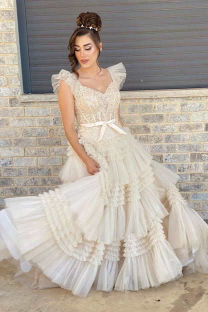 Vestido de fiesta de tul con escote en V, apliques color marfil y mangas volantes.