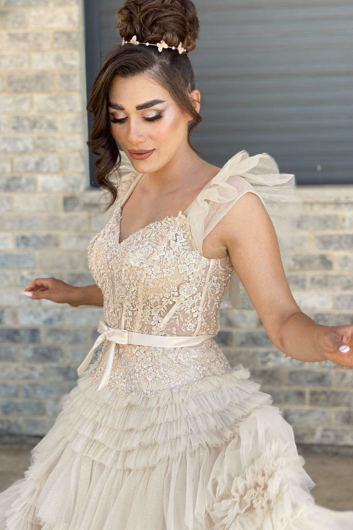 Vestido de fiesta de tul con escote en V, apliques color marfil y mangas volantes.