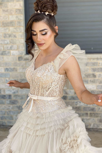Vestido de fiesta de tul con escote en V, apliques color marfil y mangas volantes.