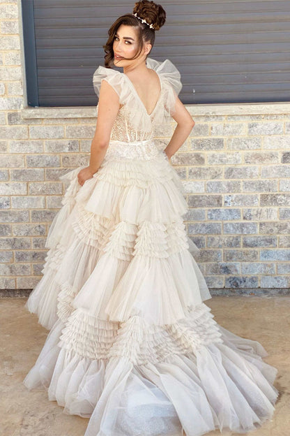 Vestido de fiesta de tul con escote en V, apliques color marfil y mangas volantes.