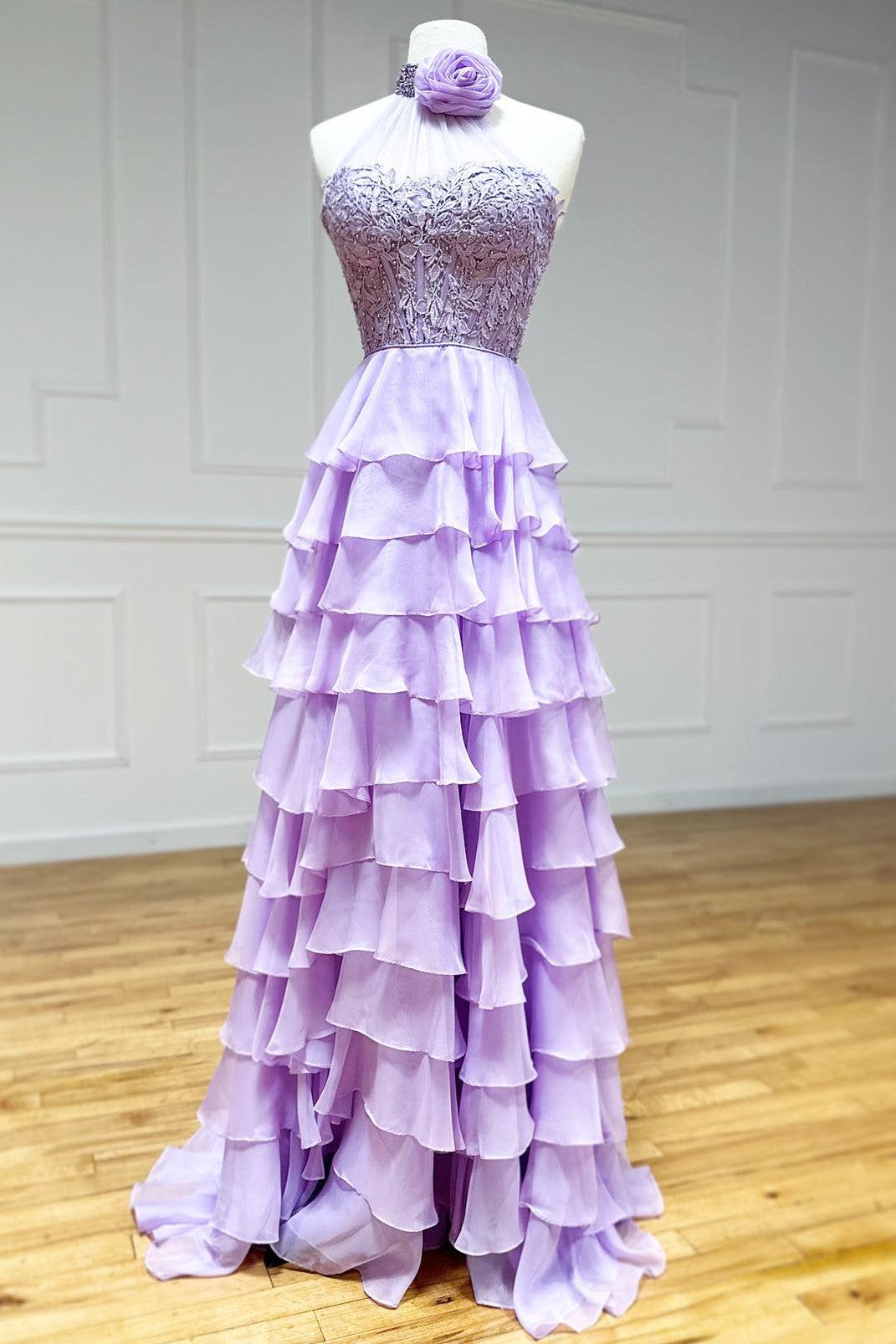 A-Linien-Ballkleid aus Chiffon mit hohem Halsausschnitt und Stufen und 3D-Blume