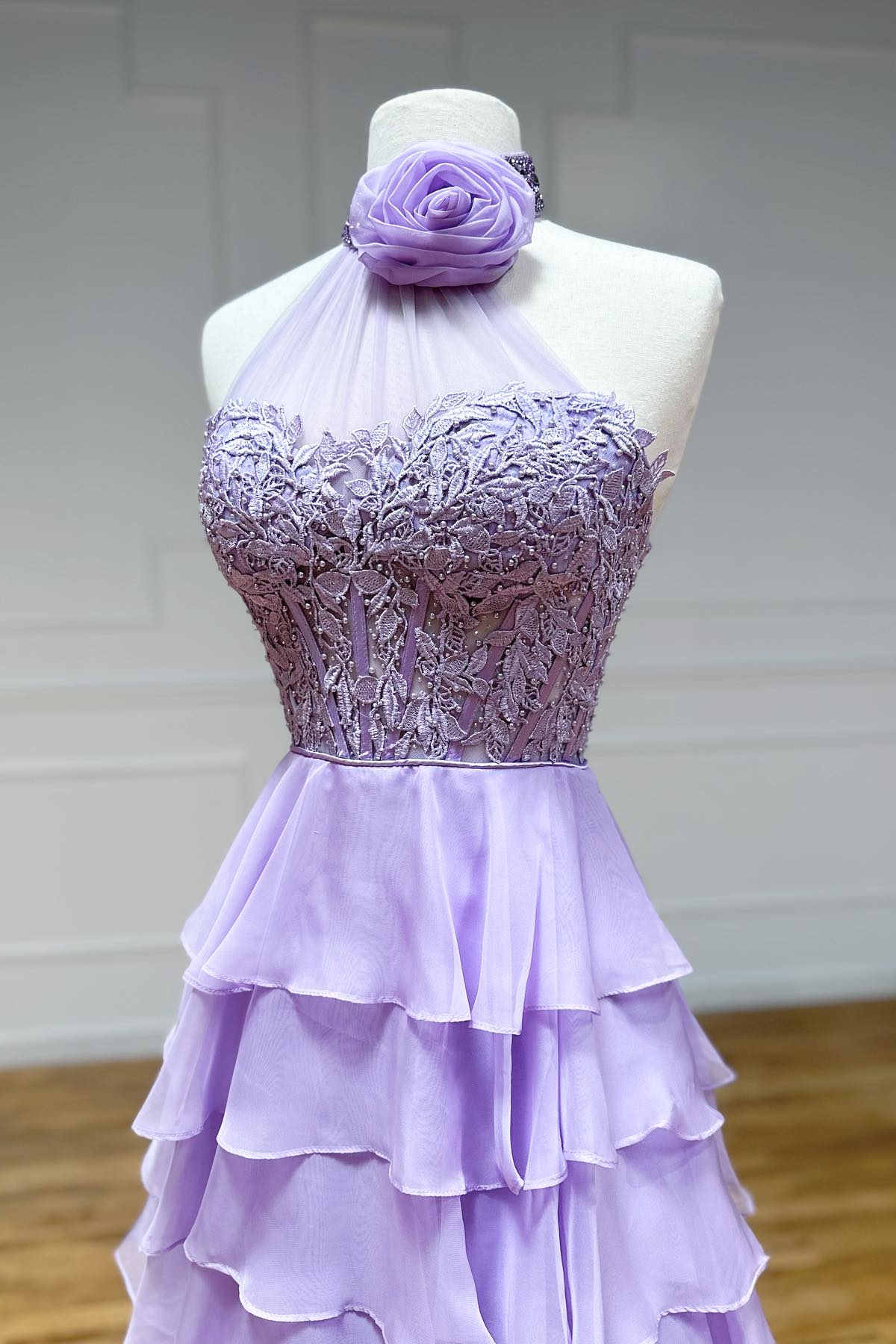 A-Linien-Ballkleid aus Chiffon mit hohem Halsausschnitt und Stufen und 3D-Blume