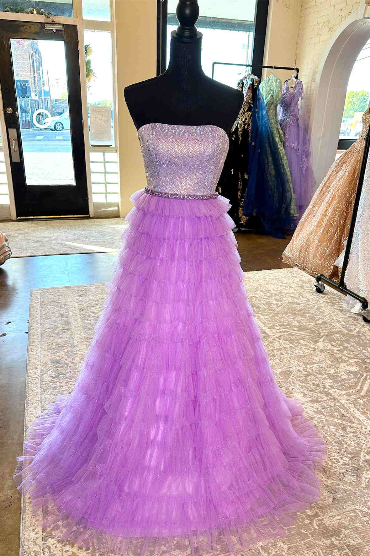 Vestido de fiesta largo en capas color lila, sin tirantes, con corte A y pedrería
