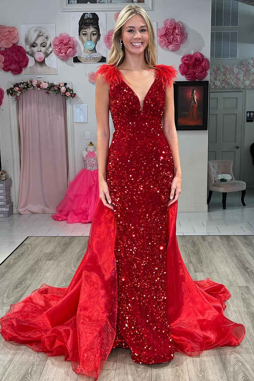 Lilianna | Vestido longo vermelho de lantejoulas com decote em V, penas e capa para baile de finalistas