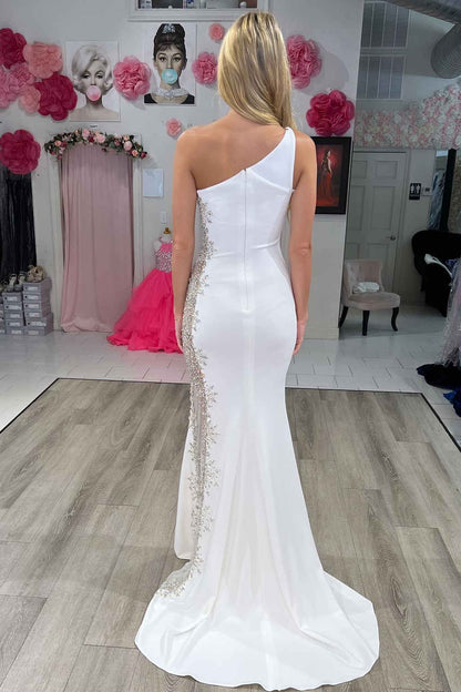 Vestido formal largo de sirena blanco con un solo hombro y cuentas
