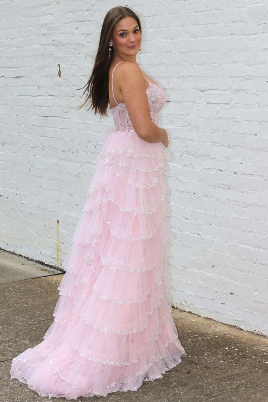 Angie | Robe de bal à bretelles, décolleté plongeant, rose, à paillettes et étages