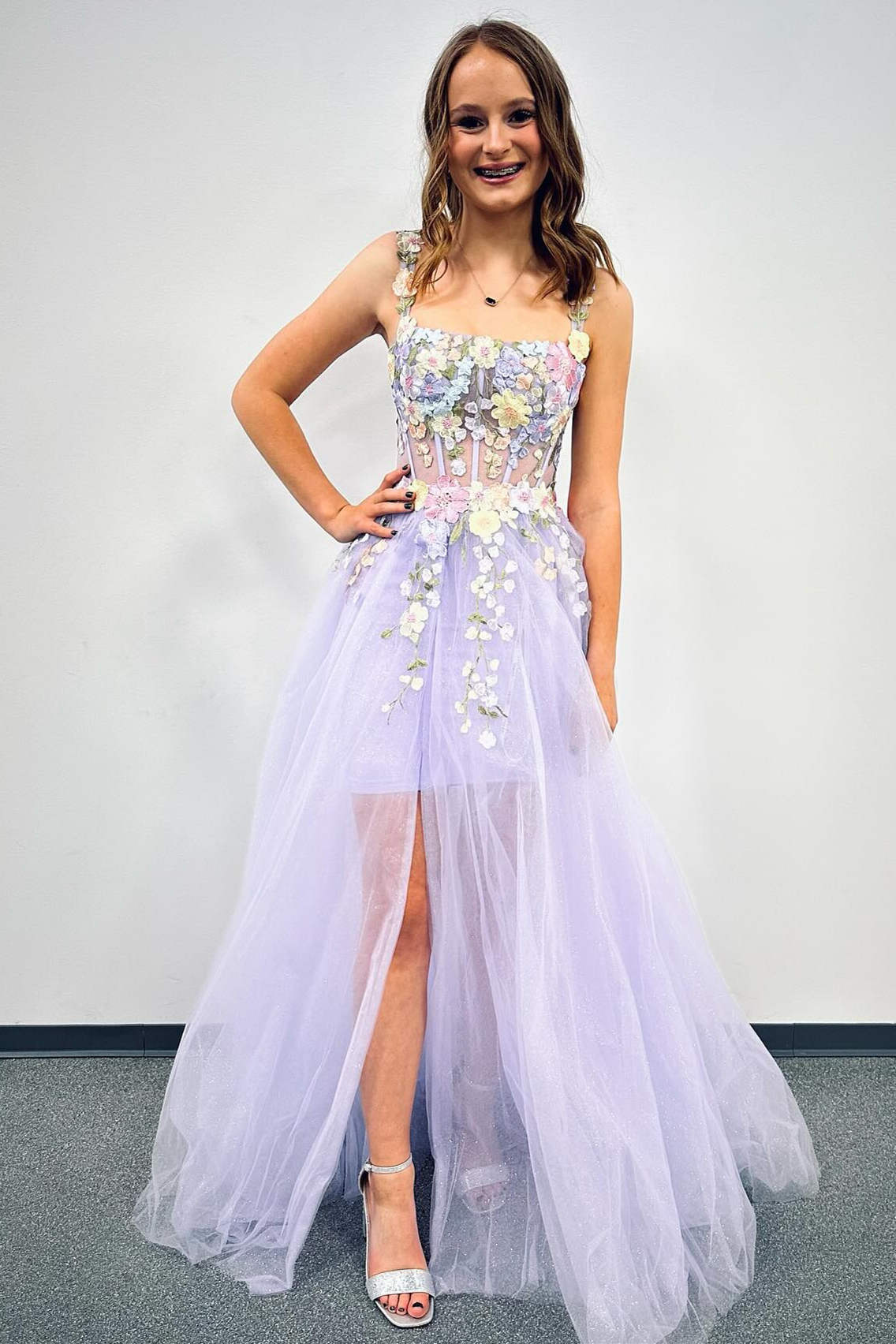 Vestido de fiesta corto con estampado floral y tirantes color lavanda y capa desmontable