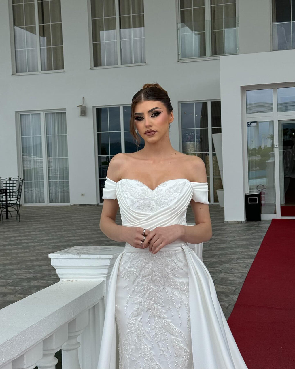 Vestidos de Noiva Brancos em Renda com Apliques, Sem Mangas, Ombros Descobertos e Corte em A, Deslumbrantes