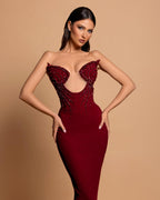 Abito da sera favoloso bordeaux in raso con colonna, senza spalline e senza maniche, decorato con strass