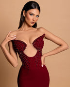 Abito da sera favoloso bordeaux in raso con colonna, senza spalline e senza maniche, decorato con strass