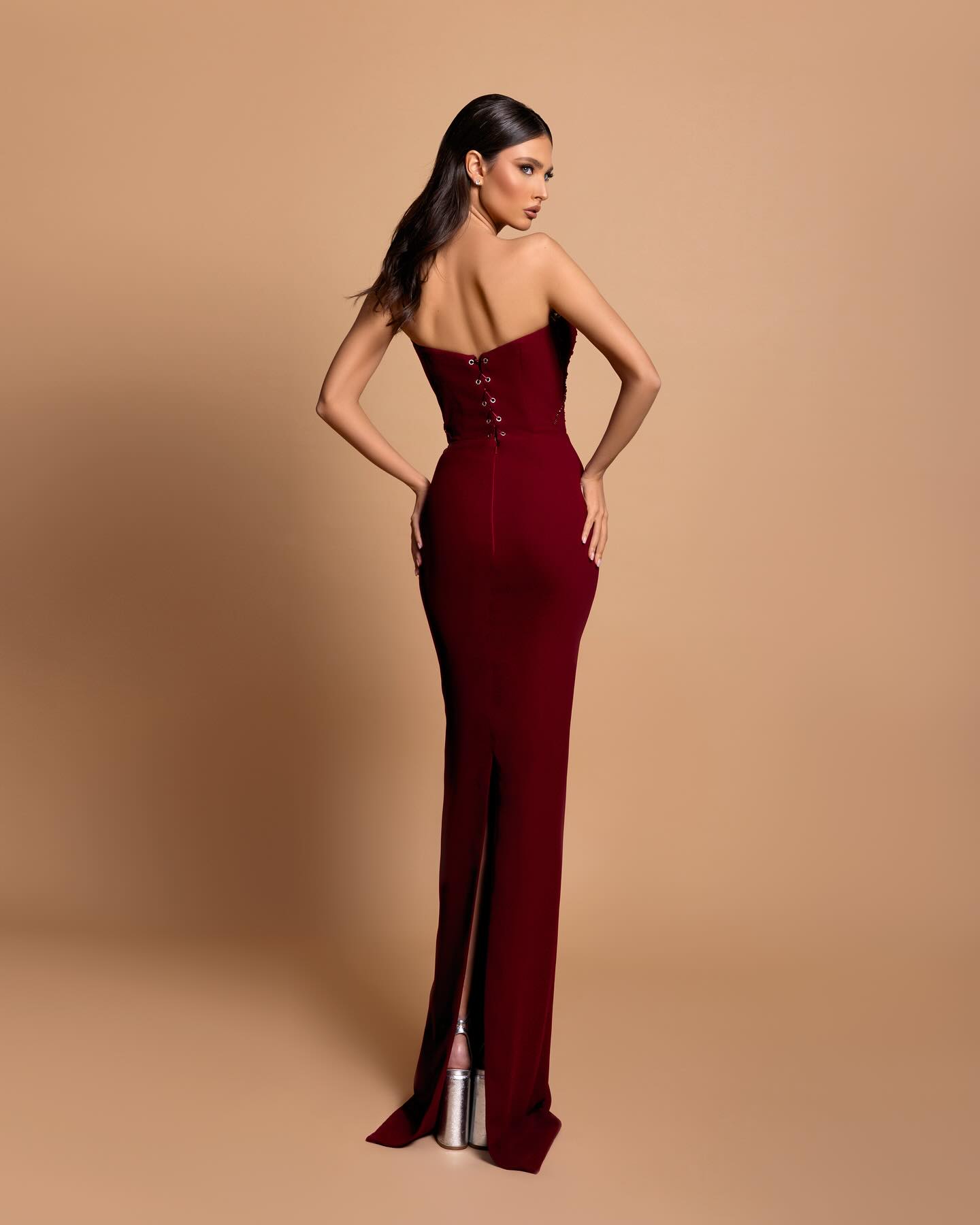 Abito da sera favoloso bordeaux in raso con colonna, senza spalline e senza maniche, decorato con strass