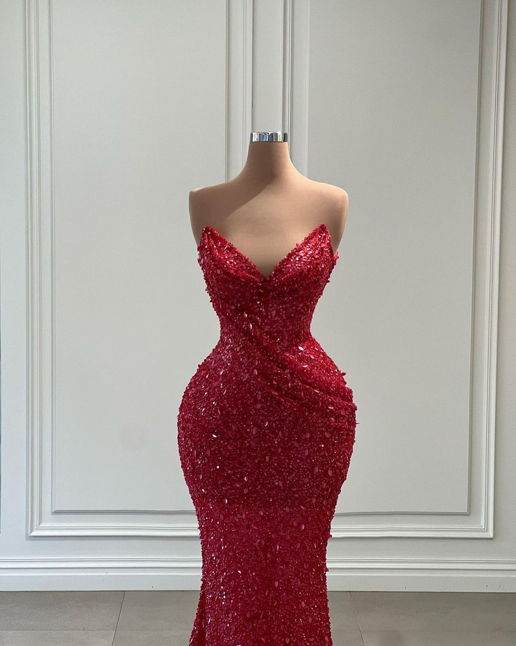 Favoloso lungo abito da sera rosso con scollo a V, senza maniche, a sirena, ricoperto di paillettes