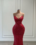 Favoloso lungo abito da sera rosso con scollo a V, senza maniche, a sirena, ricoperto di paillettes