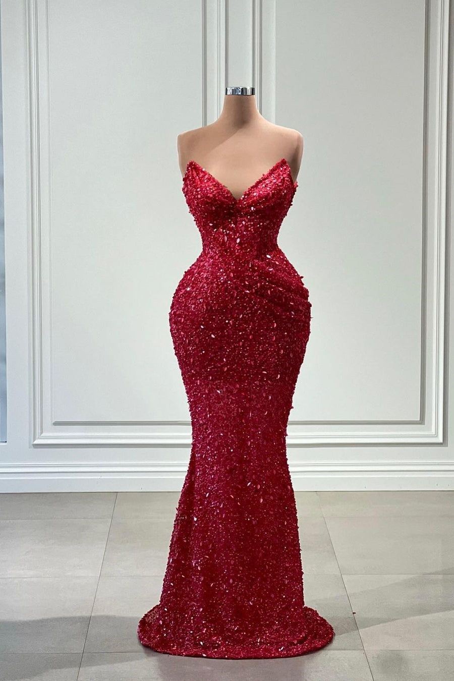 Favoloso lungo abito da sera rosso con scollo a V, senza maniche, a sirena, ricoperto di paillettes