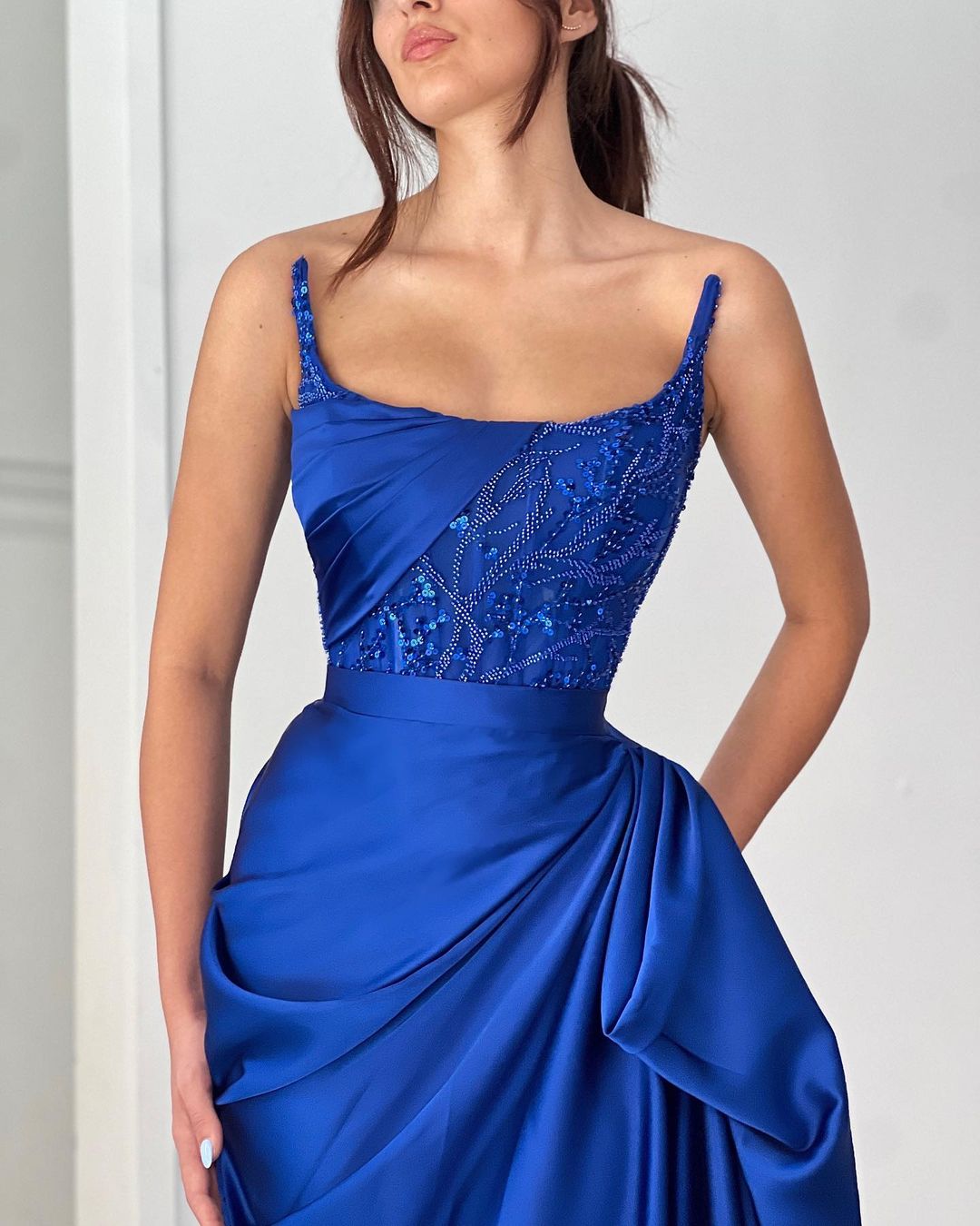 Favoloso abito lungo da sera blu reale senza maniche con paillettes, perline e balze