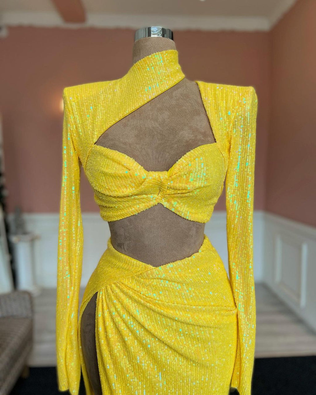 Favoloso abito da sera lungo giallo con paillettes, collo alto e maniche lunghe, con spacco