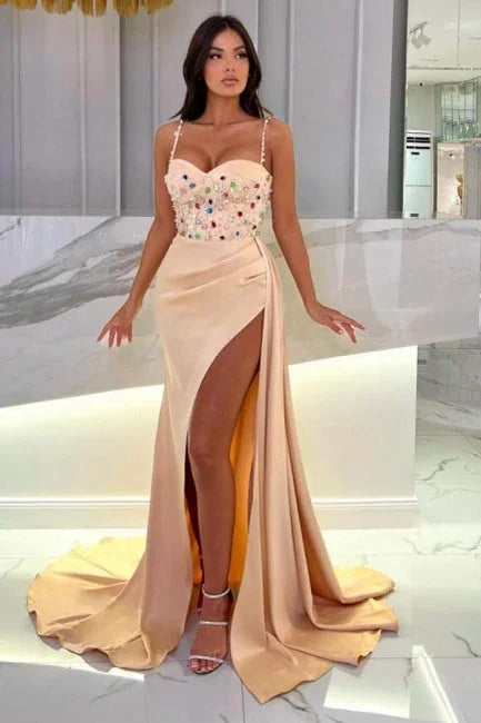 Abito da sera color champagne lungo fino al pavimento con scollo a cuore, perline lucide, spalline sottili e spacco