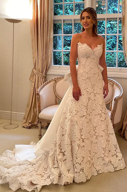 Trägerloses A-Linien-Hochzeitskleid aus floraler Spitze im Boho-Stil in Elfenbein mit Satinfliege