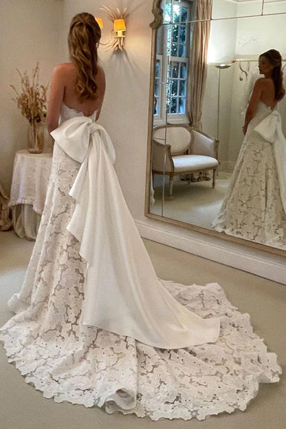 Trägerloses A-Linien-Hochzeitskleid aus floraler Spitze im Boho-Stil in Elfenbein mit Satinfliege