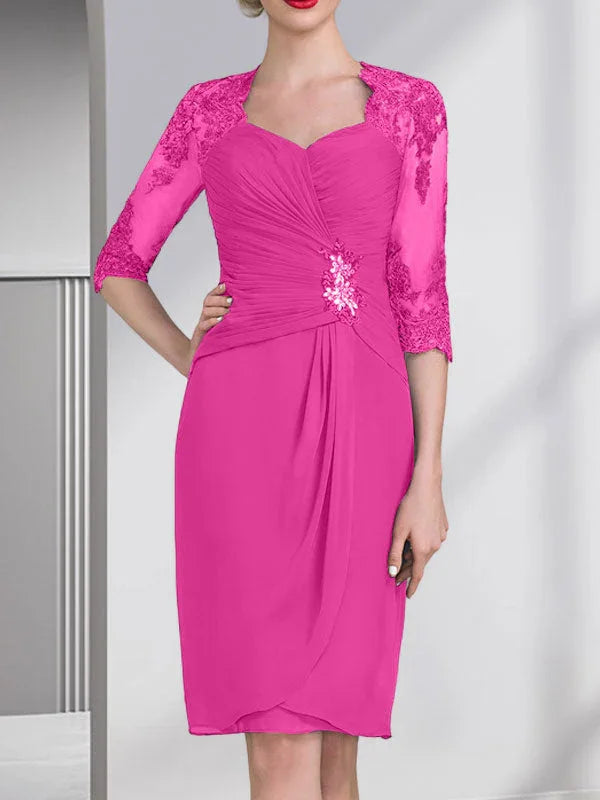 Robe de mère de la mariée en mousseline, longueur genou, coupe fourreau/colonne, ornée de perles, appliques en dentelle, paillettes et plis