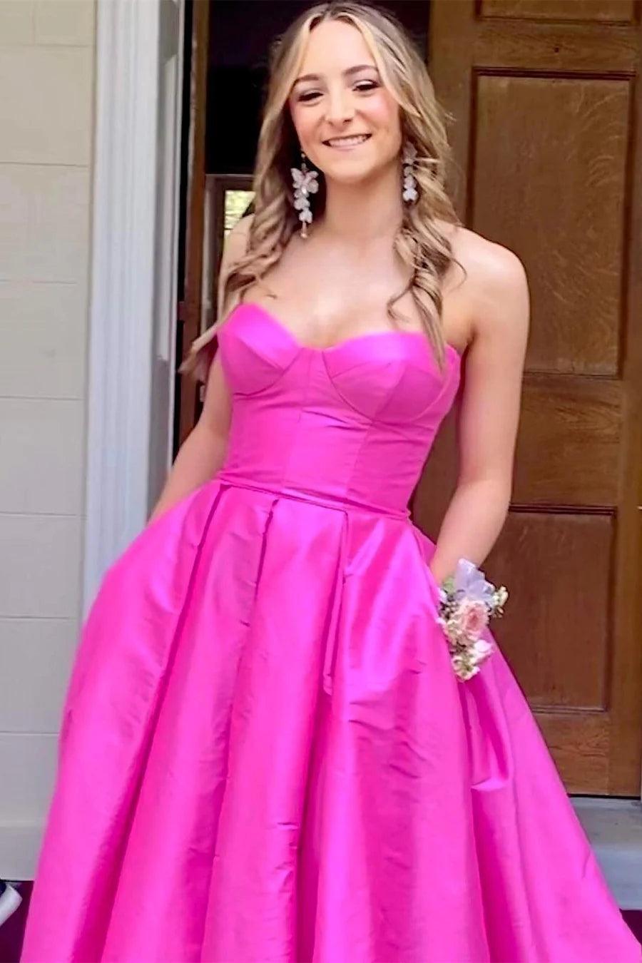 Abito lungo da sera senza spalline in raso fucsia con tasche, ampio e fluente