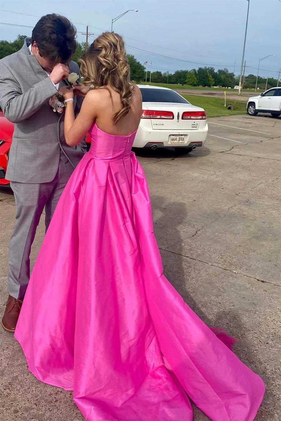 Fuchsiafarbenes, trägerloses, langes Satin-Ballkleid mit Taschen