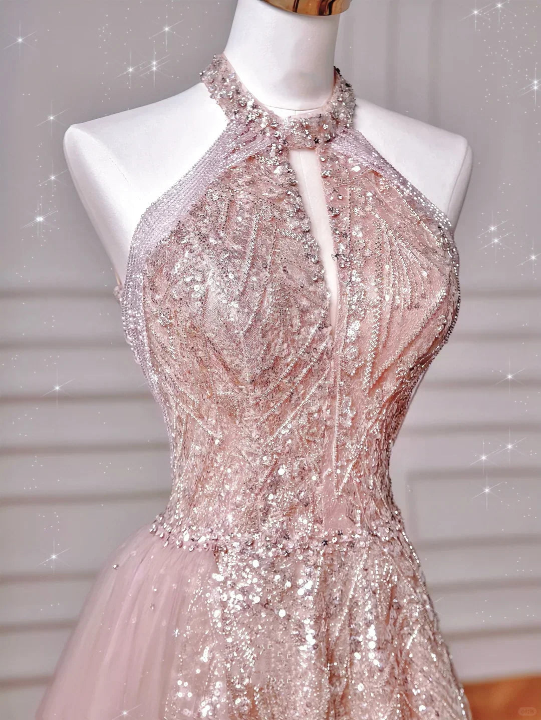 Abito da sera rosa scintillante con paillettes, corpino allacciato al collo, gonna a ruota in tulle modello A Y8608