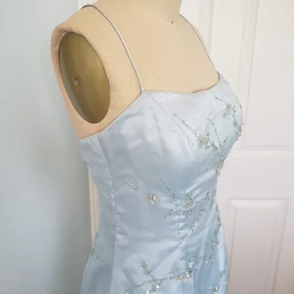 Vestido de baile elegante azul gelo com lantejoulas e contas, vestido de baile em linha A com camadas de tule Y7931