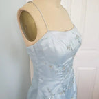 Vestido de baile elegante azul gelo com lantejoulas e contas, vestido de baile em linha A com camadas de tule Y7931