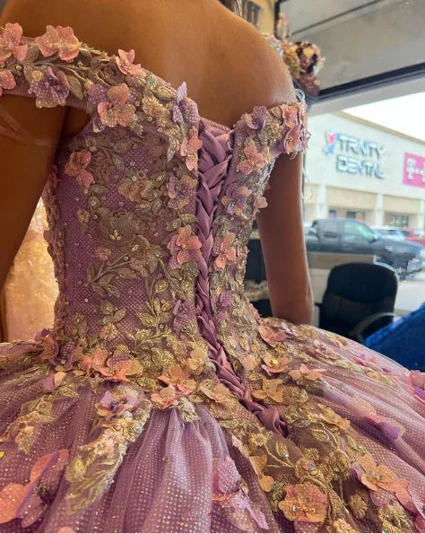 Abito da ballo elegante in tulle lucido con spalle scoperte e applicazioni di lavanda, fiori tridimensionali, vestito da principessa dolce per il quindicesimo compleanno Y285