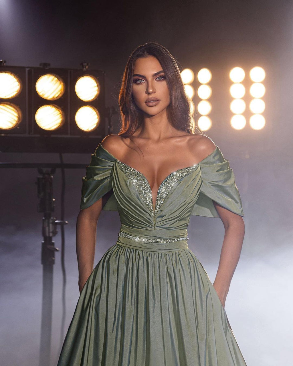 Abito da sera lungo color salvia polveroso a linea ad A, con scollo a spalle scoperte, perline e paillettes scintillanti