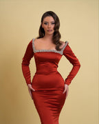 Robe de bal longue sirène élégante à encolure carrée ornée de strass avec manches longues