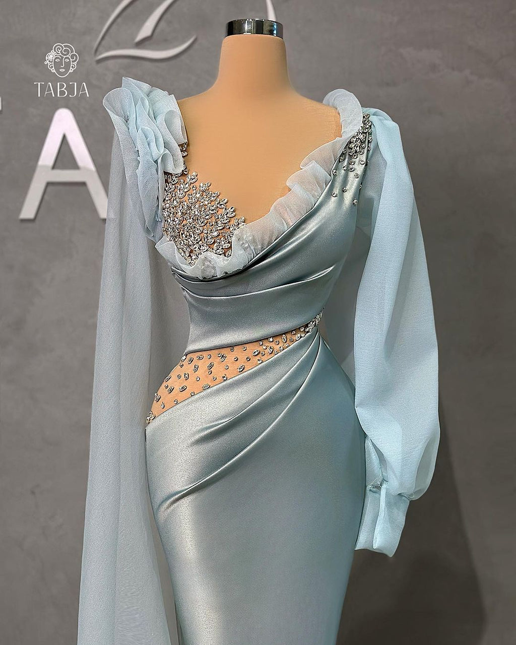 Abito da sera lungo a sirena con scollo a V, maniche lunghe, balze e pietre, elegante