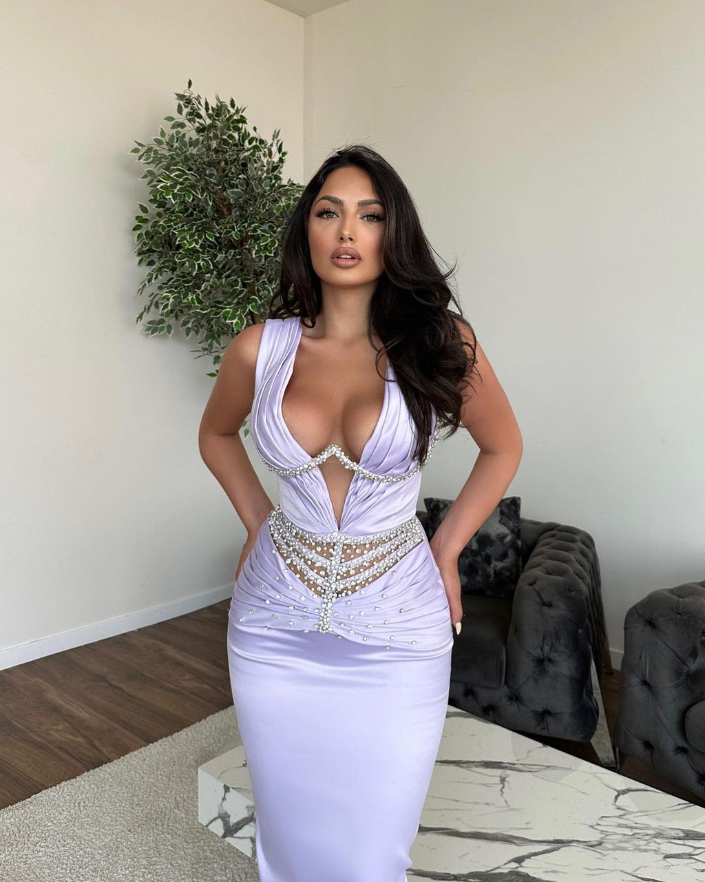 Abito da sera lungo a sirena senza maniche con scollo a V e strass scintillanti